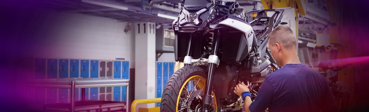 BMW Group Mitarbeiter arbeitet an einem Motorrad