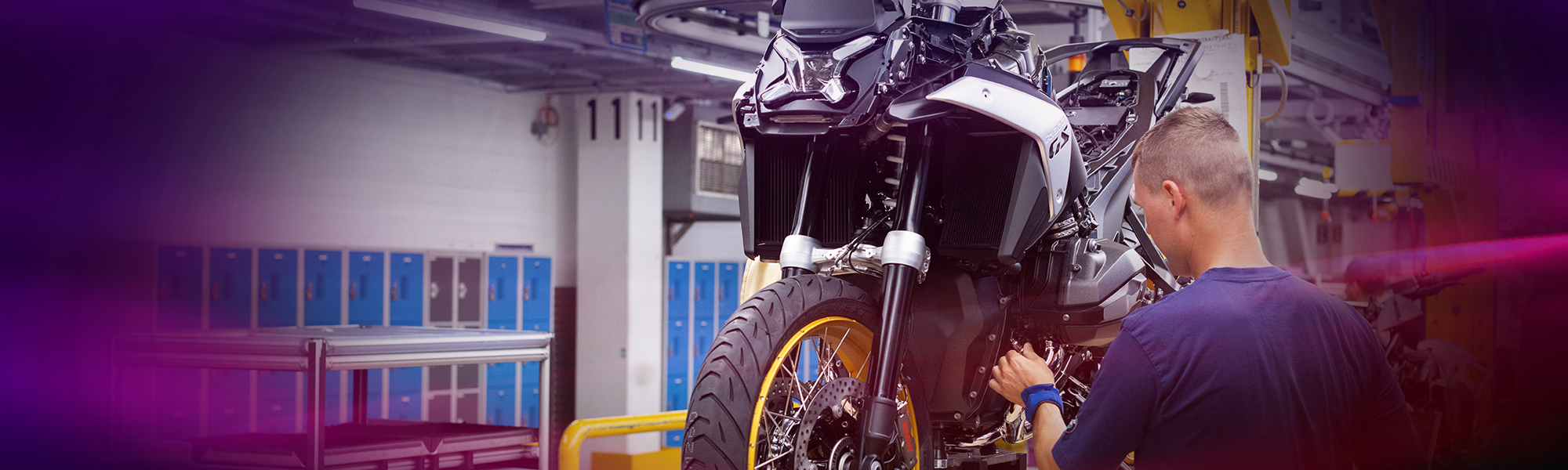 BMW Group Mitarbeiter arbeitet an einem Motorrad