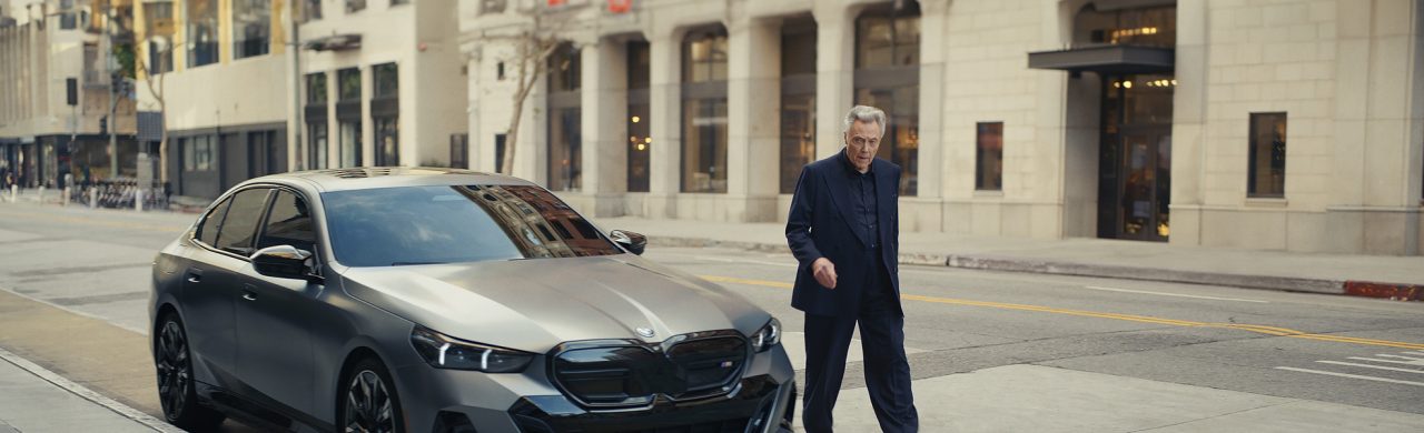 Christopher Walken steht neben einem BMW
