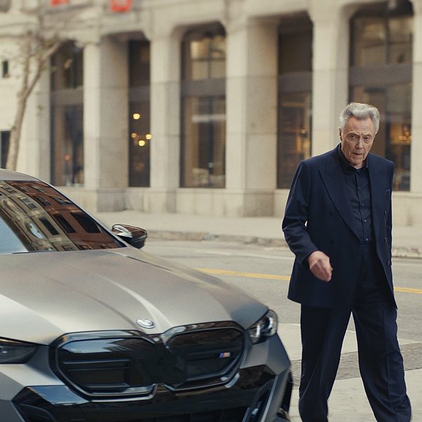 Christopher Walken steht neben einem BMW