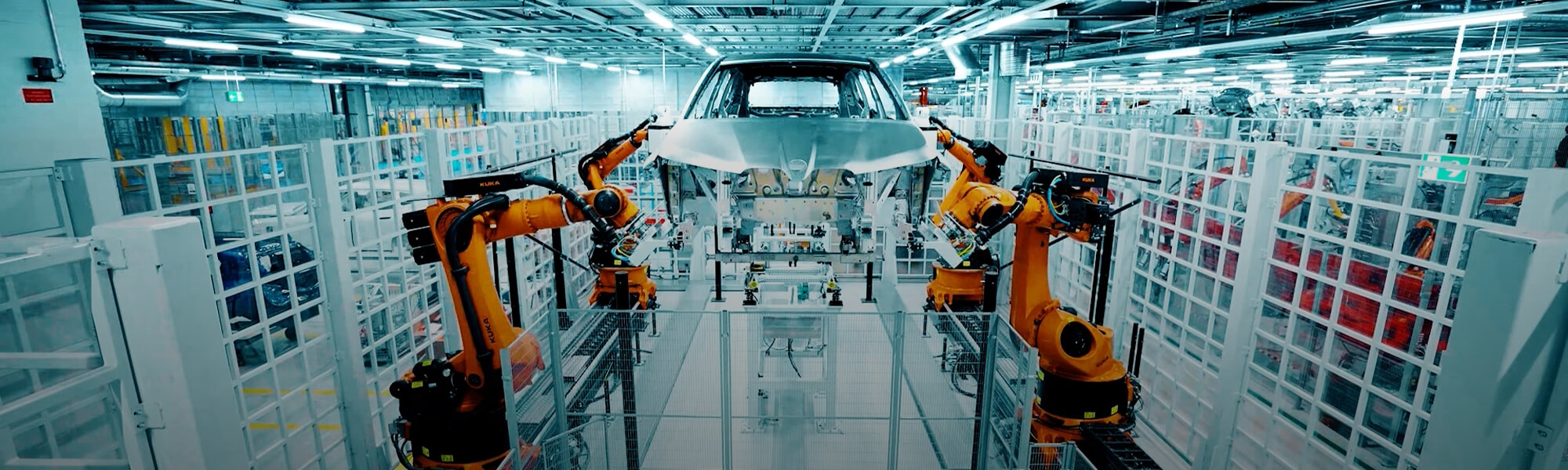 Roboter mit Karosserie mit BMW Group Werk
